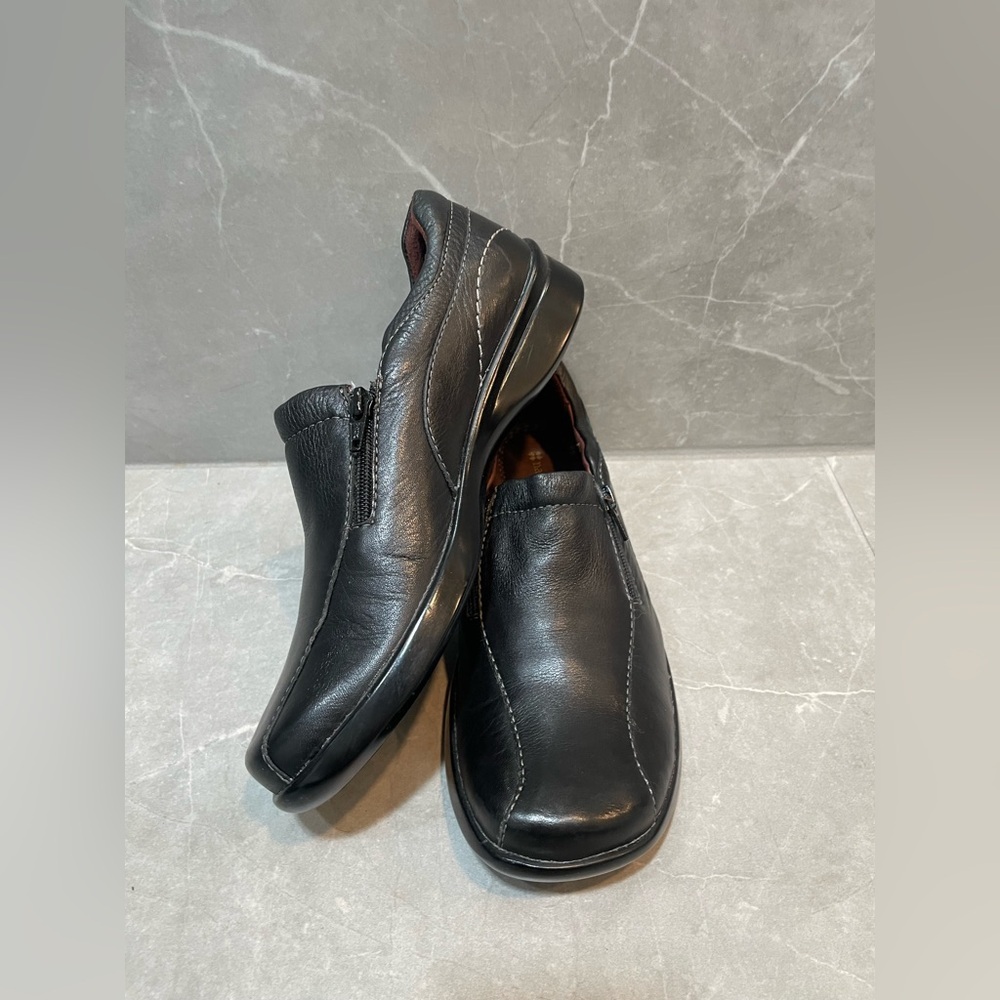 Naturalizer Black Leather Slip-On Loafers